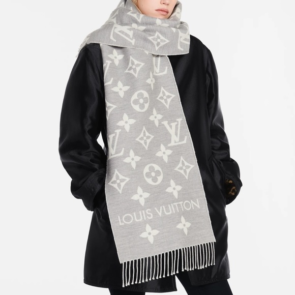 Louis Vuitton Essential Scarf - Picture 2 of 4